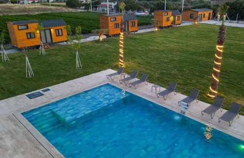 Cesme Ski Chalet | Enginar Çiçeği: Family-Friendly Getaway with Pool & Breakfast