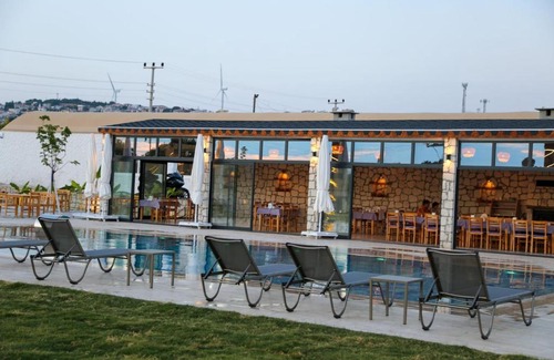 Cesme Ski Chalet | Enginar Çiçeği: Family-Friendly Getaway with Pool & Breakfast