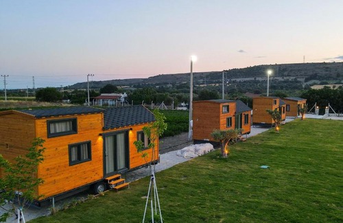 Cesme Ski Chalet | Enginar Çiçeği: Family-Friendly Getaway with Pool & Breakfast