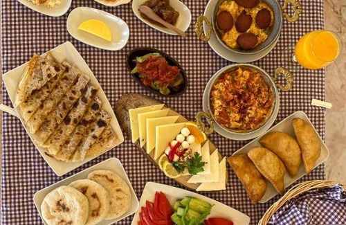 Cesme Ski Chalet | Enginar Çiçeği: Family-Friendly Getaway with Pool & Breakfast