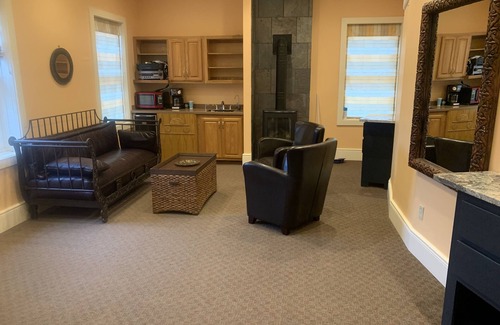 East Dubuque Apartment | Cozy Engineer Suite with Fireplace, Pool & Spa Amenities