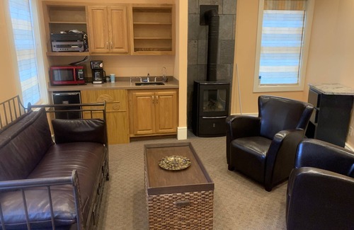 East Dubuque Apartment | Cozy Engineer Suite with Fireplace, Pool & Spa Amenities