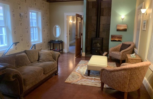 East Dubuque Apartment | Cozy Engineer Suite with Fireplace, Pool & Spa Amenities