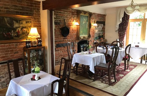 Postcombe Hotel | Relax at Englands Rose - Pet Friendly & Family Oriented