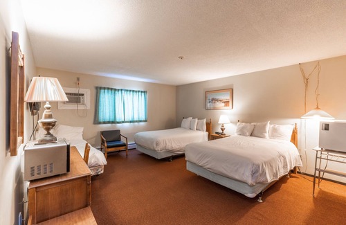Timiskaming District Hotel | Family-Friendly Englehart Inn with Pool and Breakfast