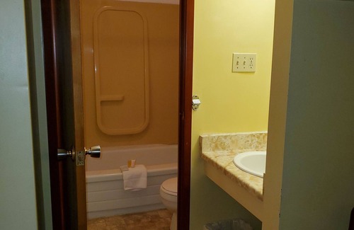 Timiskaming District Hotel | Family-Friendly Englehart Inn with Pool and Breakfast