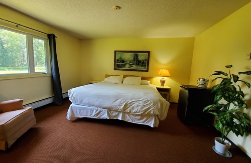 Timiskaming District Hotel | Family-Friendly Englehart Inn with Pool and Breakfast