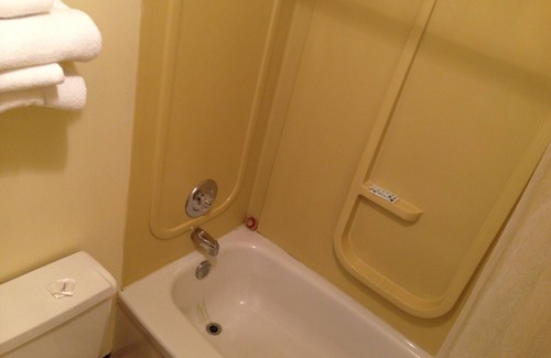 Timiskaming District Hotel | Family-Friendly Englehart Inn with Pool and Breakfast