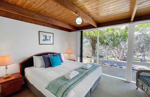 Lovedale House | Englewood Ridge: Pet-Friendly Oasis with Oceanfront Views