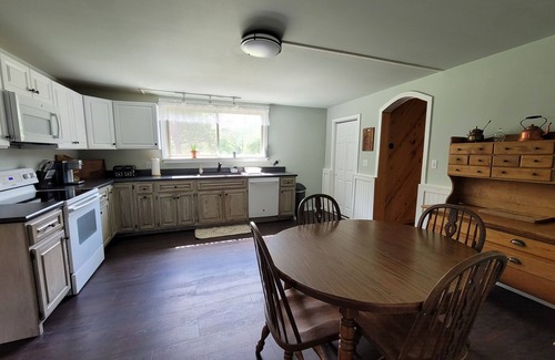 Antes Fort House | Experience English Center Manor: Top-Rated with Pool & Breakfast