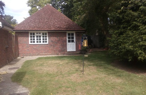 Pluckley Cottage | Spotless Studio with Private Entrance and Family-Friendly Amenities
