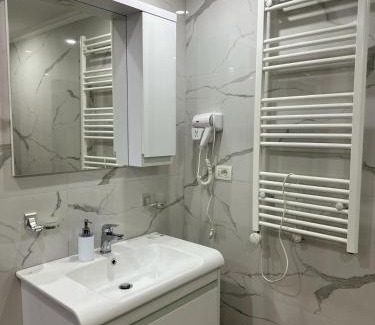 Berat Apartment | Discover Eni Guesthouse: On-Site Parking & Family Friendly
