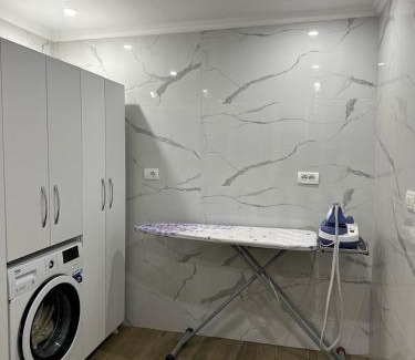 Berat Apartment | Discover Eni Guesthouse: On-Site Parking & Family Friendly