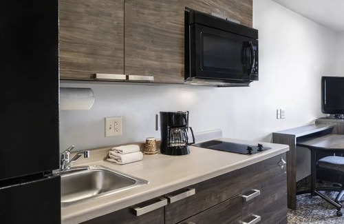 Wilkes East House | Enjoy 3 Pet-Friendly Rooms with Kitchen and Parking Included Near Oregon Zoo