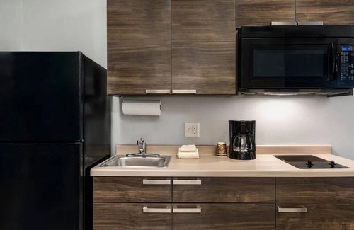 Wilkes East House | Enjoy 3 Pet-Friendly Rooms with Kitchen and Parking Included Near Oregon Zoo