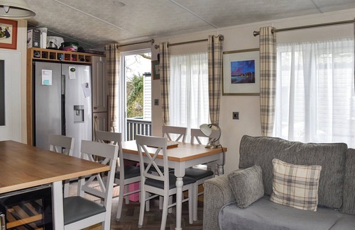 Sandown Cottage | Coastal Lodge Retreat: Two-Bedroom Oasis by the Beach
