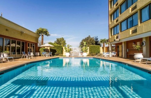 Concord House | Convenient Stay Near Dining with Pool and Breakfast Options