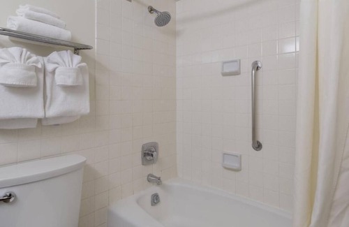 Concord House | Convenient Stay Near Dining with Pool and Breakfast Options