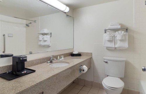 Concord House | Convenient Stay Near Dining with Pool and Breakfast Options