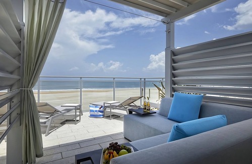 East Daytona Hotel | Experience a Relaxing Beachfront Getaway with Pool & Pets