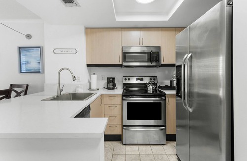 Coconut Grove Hotel | Relaxing Retreat with Pool & Kitchen Near Coco Walk