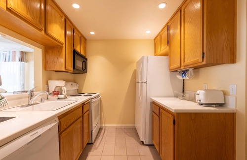 San Diego Country Estates Hotel | Experience Convenience: Full Kitchen & Free Parking Await!