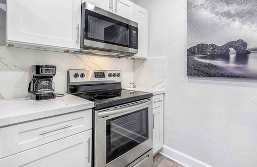 Fort Lauderdale House | Experience Comfort in a Remodeled Home with Great Amenities