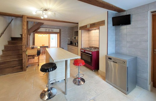 Praslay House | Experience Breathtaking Countryside Views with Pool Access