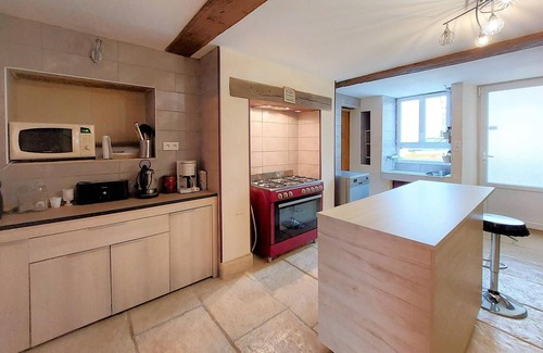 Praslay House | Experience Breathtaking Countryside Views with Pool Access