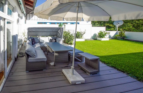 Munchen District Apartment | Relaxing Retreat in Prime Location with Spa & Family Amenities