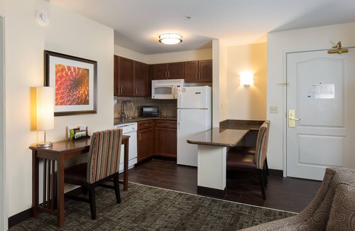 Maumee Condo | Unwind in Maumee: King Suite with Pool & Breakfast