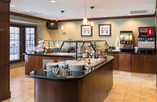 Maumee Condo | Unwind in Maumee: King Suite with Pool & Breakfast