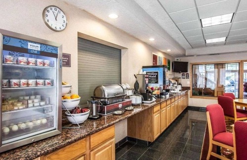 Oatfield House | Relax in Clackamas: Pet-Friendly Hotel with Pool & Spa