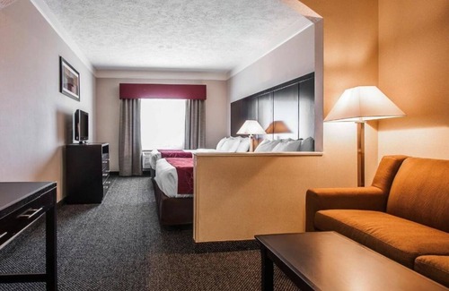 Oatfield House | Relax in Clackamas: Pet-Friendly Hotel with Pool & Spa