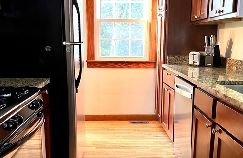 Le Claire House | Enjoy a river-view at a modern 2 BR near historic downtown LeClaire