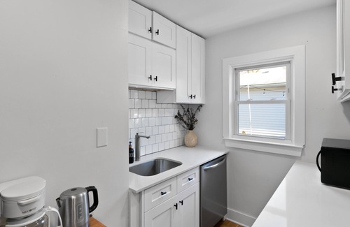 Oak Park Apartment | Cozy Lower Flat in Oak Park, Michigan – Pet Friendly Retreat