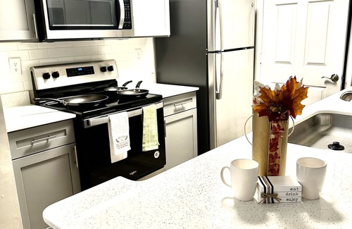 Sandy Springs Condo | Enjoy a stylish experience at this centrally-located place.