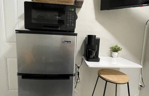 Compton Apartment | Stylish Central Hotel: Pet Friendly & Child-Friendly Retreat