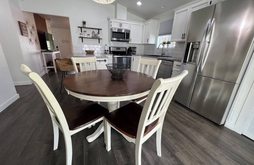 Tri-Cities House | Stylish Stay at The Franklin: Pet & Child Friendly Retreat