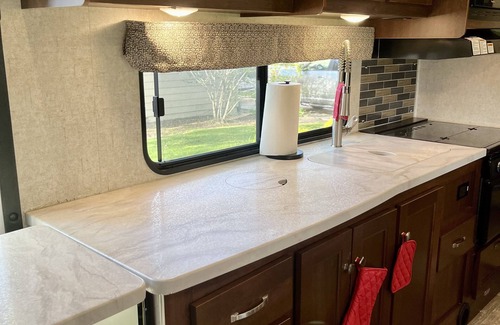 Tri-Cities House | Experience Freedom in a Cozy 31’ RV with Great Amenities