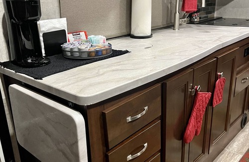 Tri-Cities House | Experience Freedom in a Cozy 31’ RV with Great Amenities