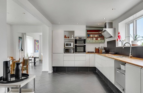 Naesby House | Escape to a Peaceful Getaway with Lake Views and Spa