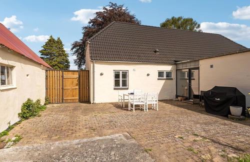 Naesby House | Escape to a Peaceful Getaway with Lake Views and Spa
