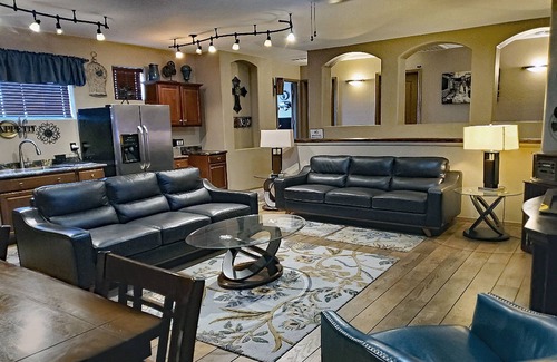 Centerra House | Budget-Friendly 1940s Retreat with Pool & Breakfast Close By