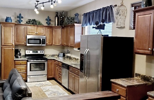 Centerra House | Budget-Friendly 1940s Retreat with Pool & Breakfast Close By