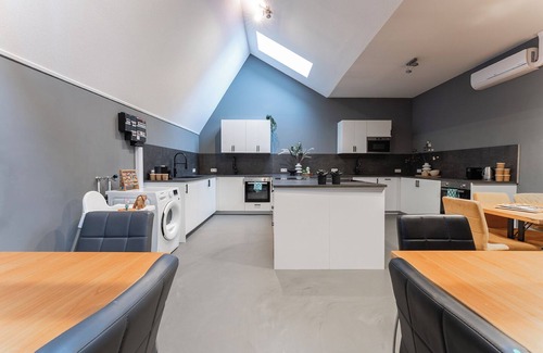 Oss House | Enjoy an elegant room with AC, WiFi, heated floors, and parking. just 5 min from Jan Cunen Museum