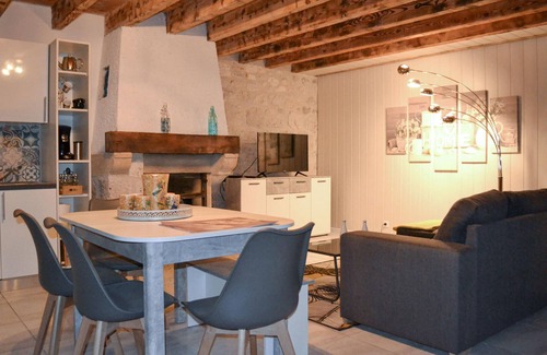 La Sauvetat-de-Saveres House | Unforgettable Getaway in a Cozy Vacation Home with Spa