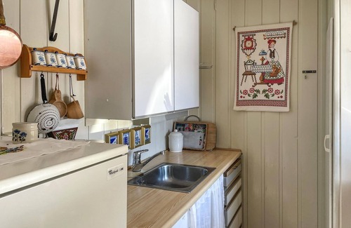 Steinsetbygdi House | Unforgettable Getaway with Lake View and Spa Amenities