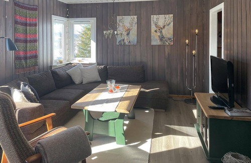 Steinsetbygdi House | Unforgettable Getaway with Lake View and Spa Amenities