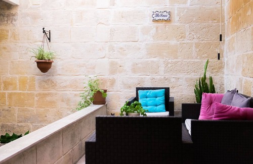 Sliema House | Relax and Unwind at the Blu House with Oceanfront Views